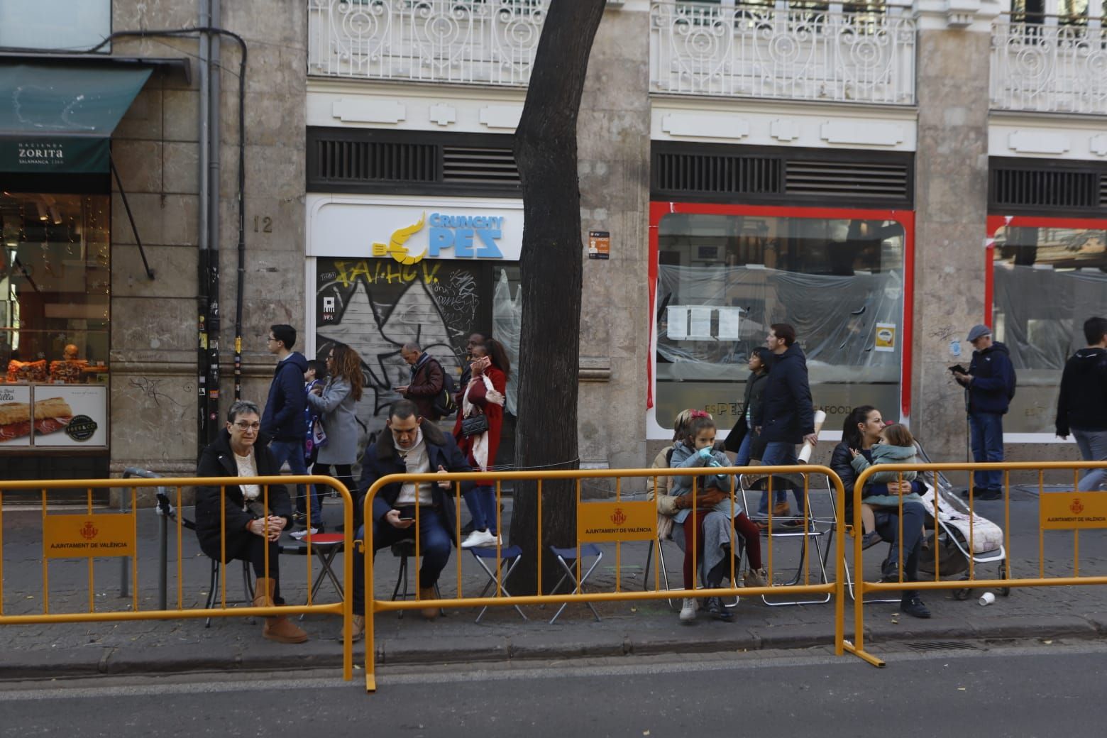 El público se lleva sus sillas más de diez horas antes de la cabalgata ante la falta de reservas