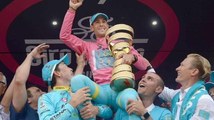 Nibali celebra su victoria en el Giro con sus compañeros del equipo Astana en el podio de Turín. // Luca Zennaro