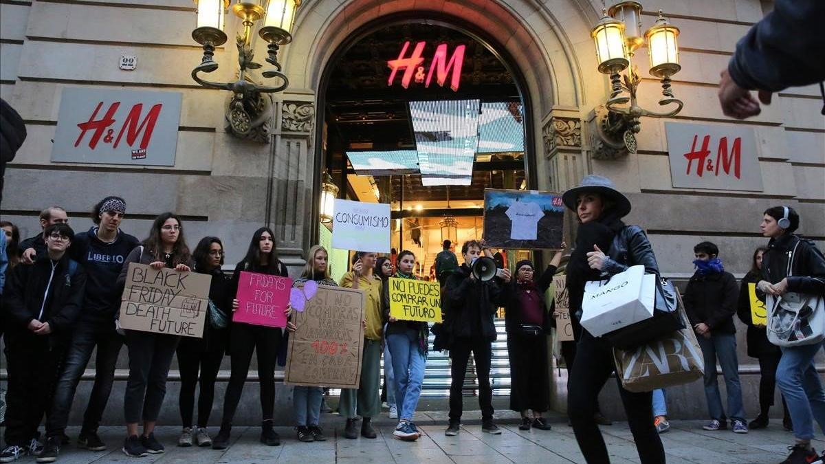 Jóvenes de Friday's for Future protestan por el Black Friday