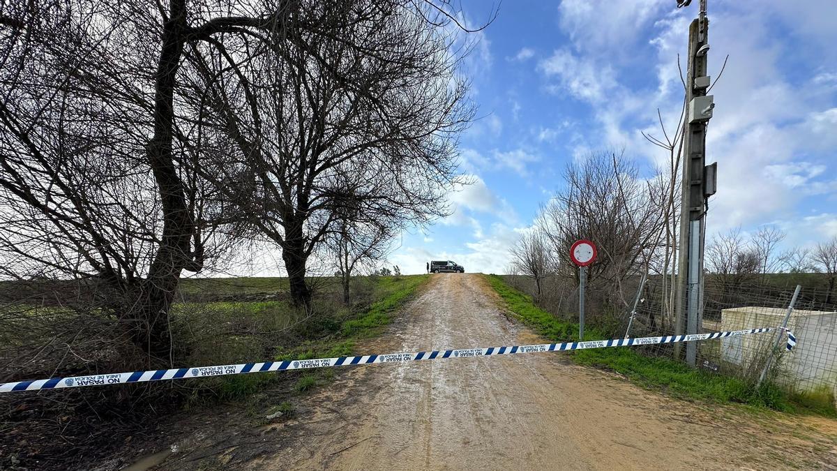 Lora del Río mantiene cerrados los accesos al muro de defensa para los peatones ante la crecida del río Guadalquivir