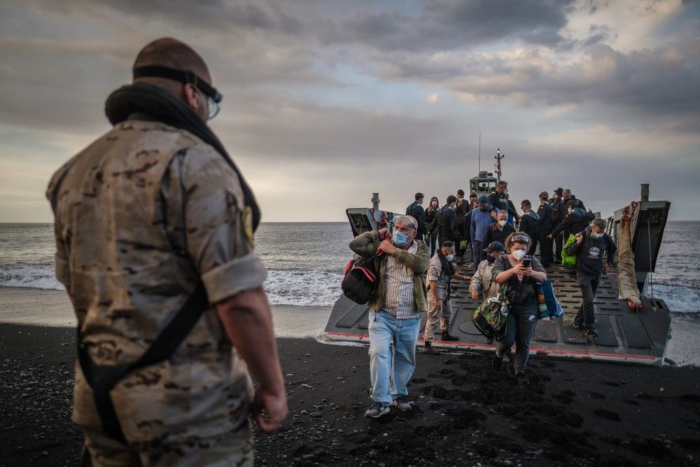 Traslado de agricultores de La Palma en una embarcación de la Armada Española durante la erupción del volcán