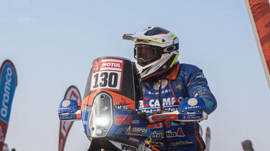 Javier Campos, subido a su KTM en el Dakar 2024.   | // DAKAR.COM