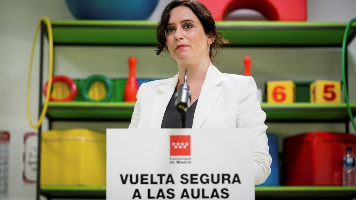 La presidenta de la Comunidad de Madrid, Isabel Díaz Ayuso, durante su visita a un colegio en Madrid, el 31 de agosto del 2020