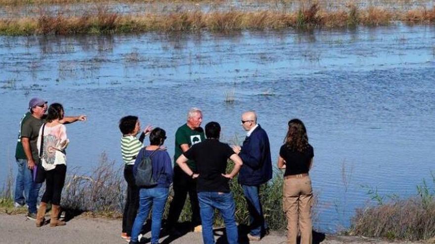 Un momento de la visita con las autoridades.