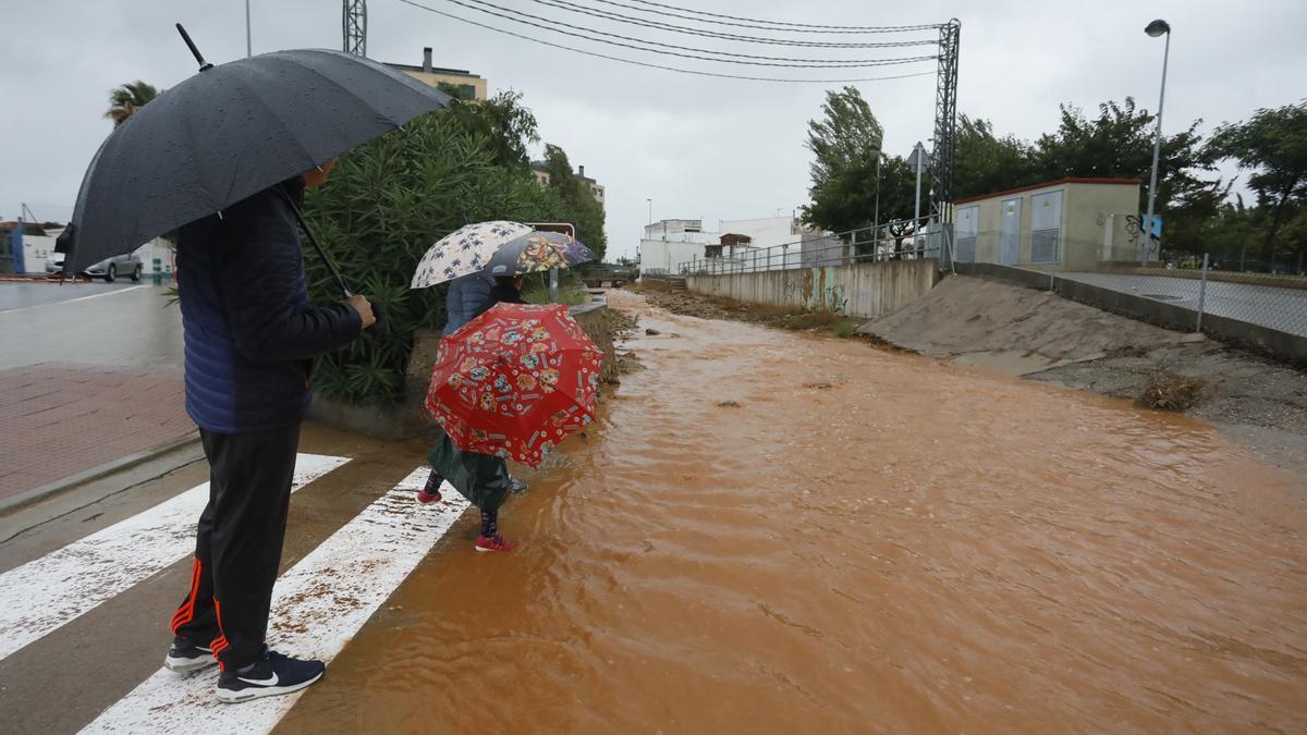 Imagen del barranco del Sol lleno de agua tras unas lluvias torrenciales.