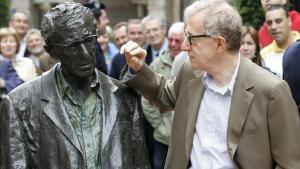 El cineasta Woody Allen posa junto a su estatua en Oviedo. 