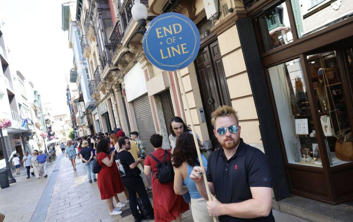 Fin de la cola de seguidores, en la calle de la Fruta.