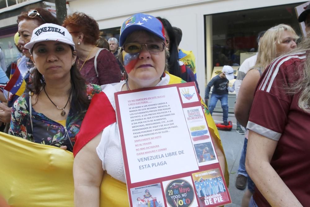 "Venezuela está luchando por su libertad" ha sido una de las consignas que se han leído esta mañana por los pensionistas venezolanos en Vigo.