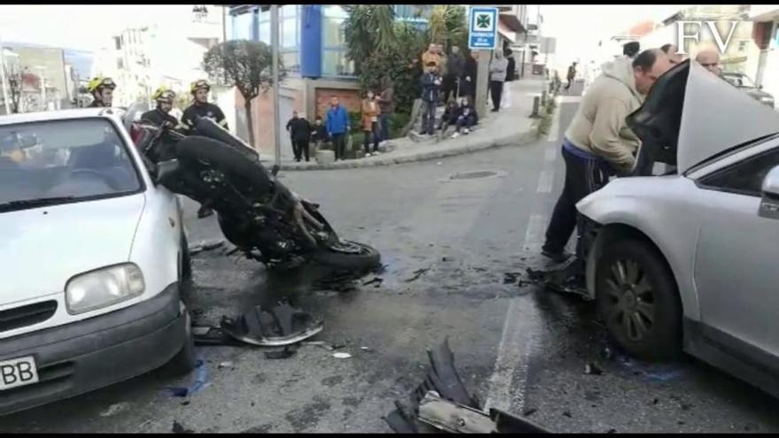 Accidente entre dos coches y una moto en Bueu