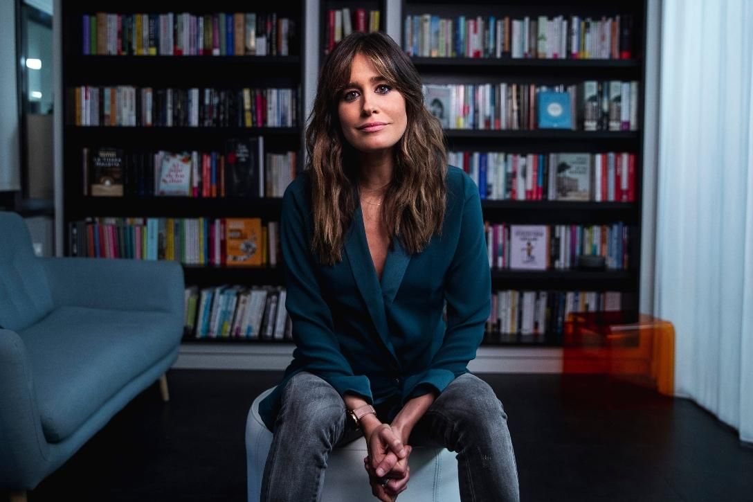 Isabel Jiménez con blazer y vaqueros