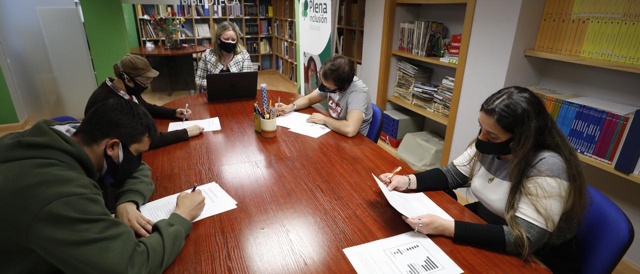 "Es muy difícil encontrar libros para adultos adaptados a lectura fácil"