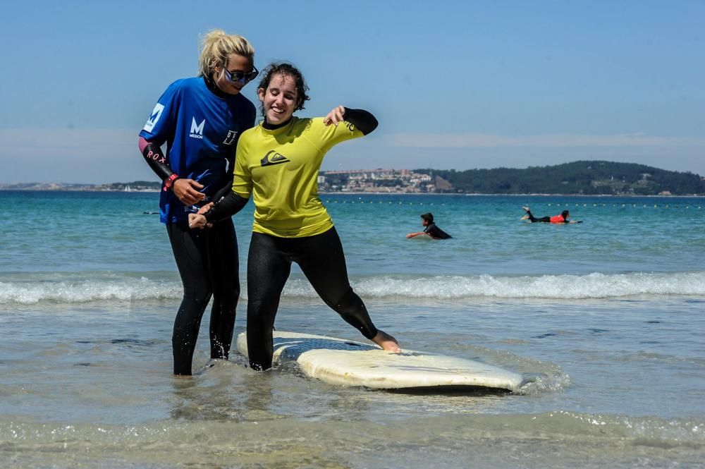 Veinte jóvenes invidentes o con discapacidad visual de 15 y 17 años de Irlanda, España y Galicia se suben a la tabla en A Lanzada.