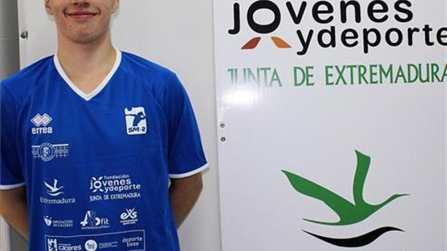 Sergio Dómine seguirá dirigiendo el juego de la AD Cáceres Patrimonio