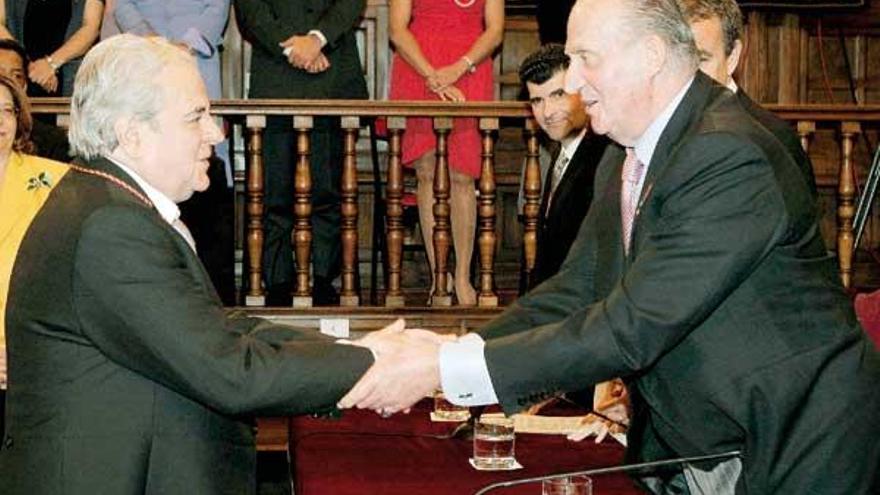 El rey Juan Carlos entrega a Juan Marsé el Premio Cervantes.