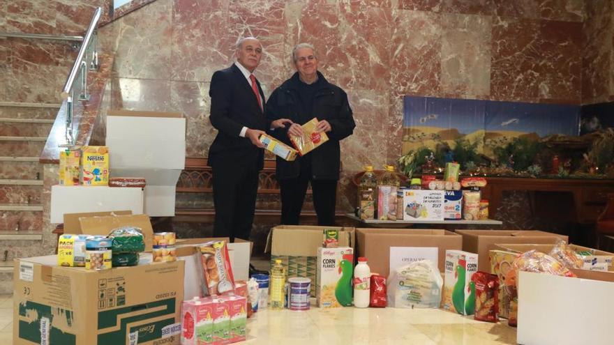 García Bermejo entrega los alimentos a Paco Díez en la Subdelegación del Gobierno