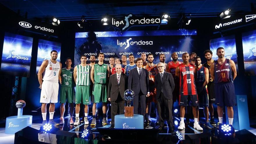 Presentación de la Liga Endesa con los jugadores representando a todos los equipos.