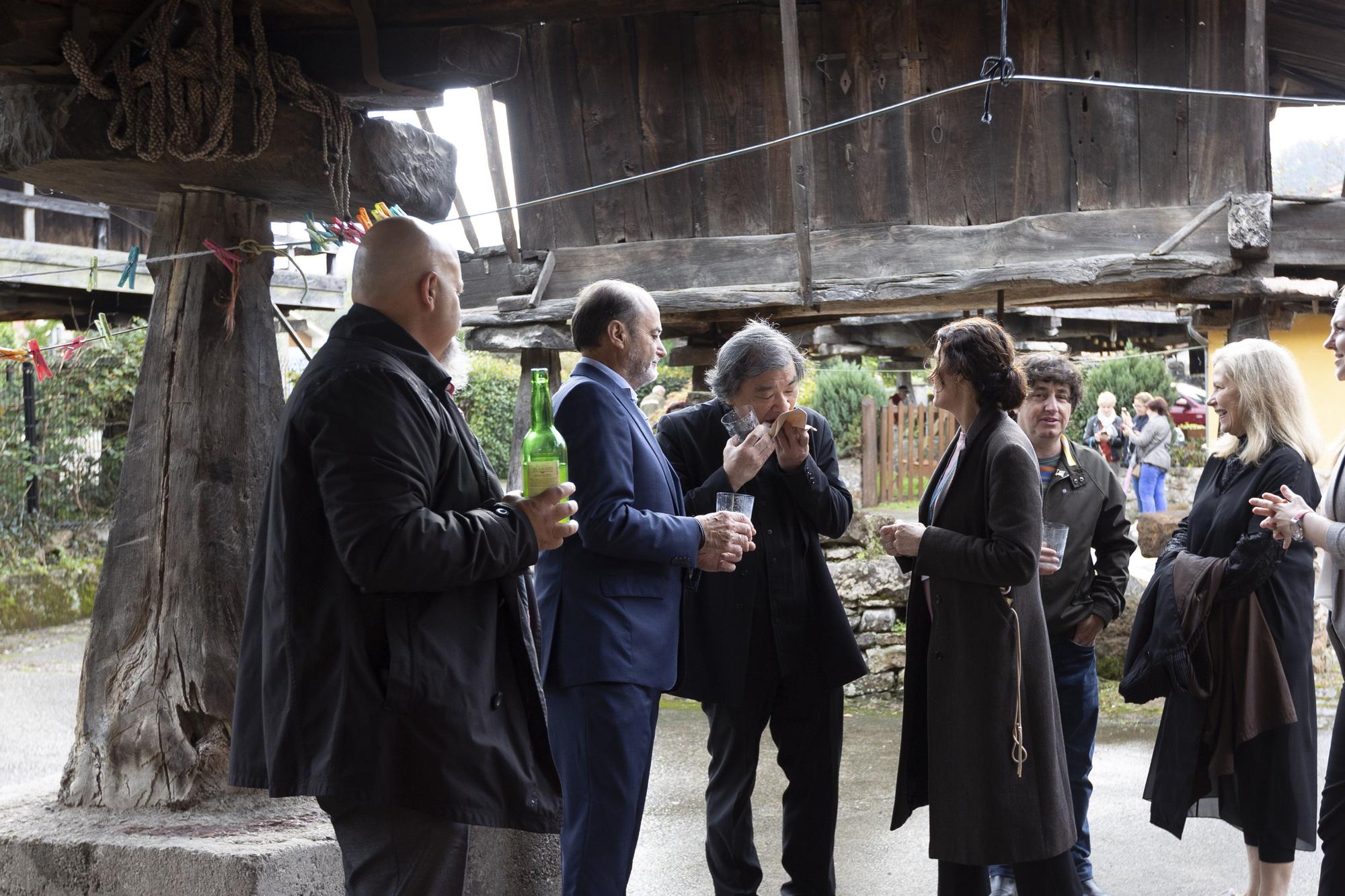 Shigeru Ban disfruta en Asturias: el arquitecto premio "Princesa" de la Concordia visita los hórreos