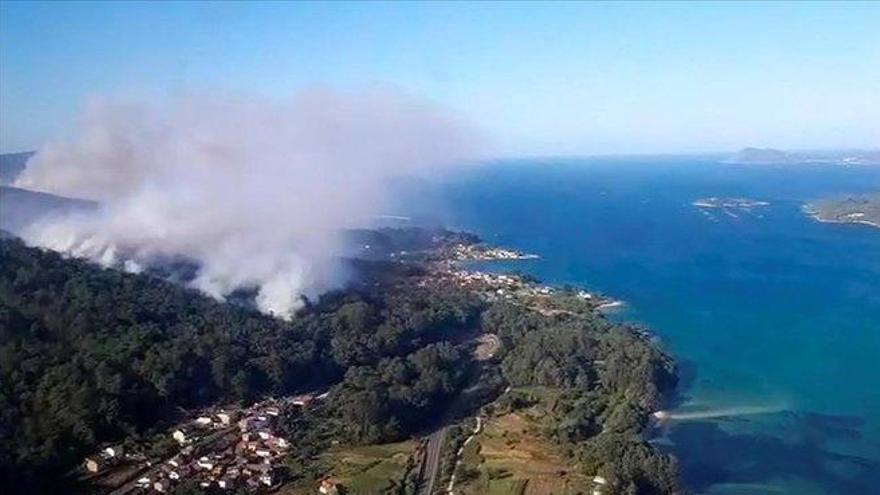 Dieciséis incendios forestales arrasan Galicia la misma noche