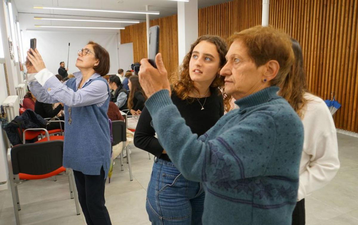 María José Frade, á dereita, probando o uso da cámara do móbil /