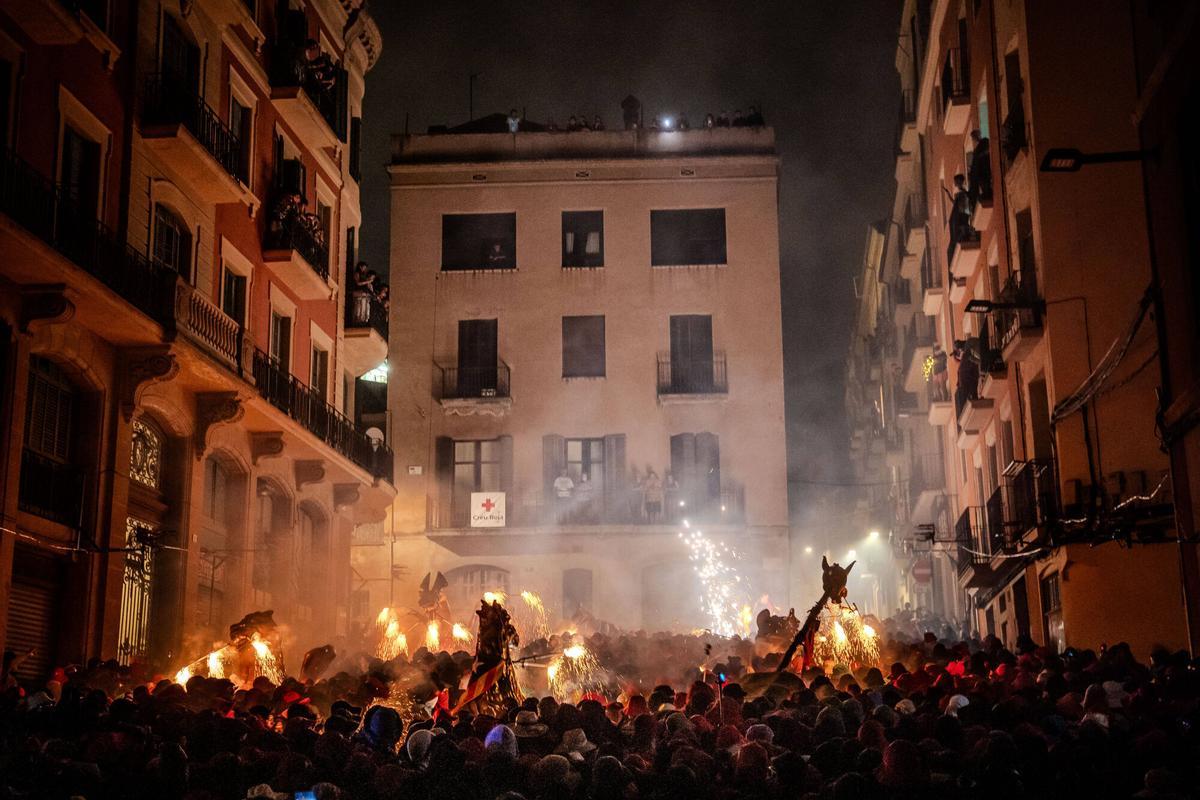 El Correfoc tanca amb un espectacle de foc i de gent la Festa Major de Manresa