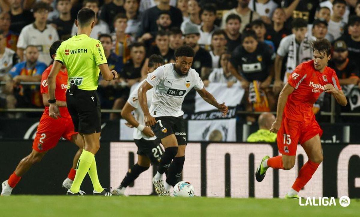 Arnaut Danjuma en su primer partido como jugador del Valencia