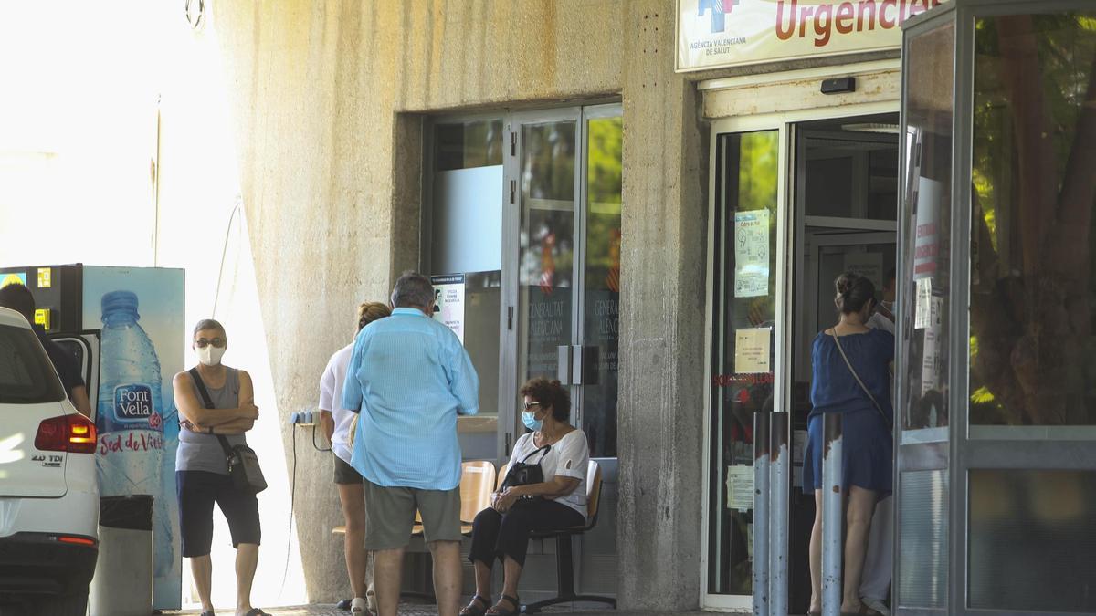 Acceso al servicio de Urgencias del Hospital de Sant Joan, donde permanece ingresada la joven.