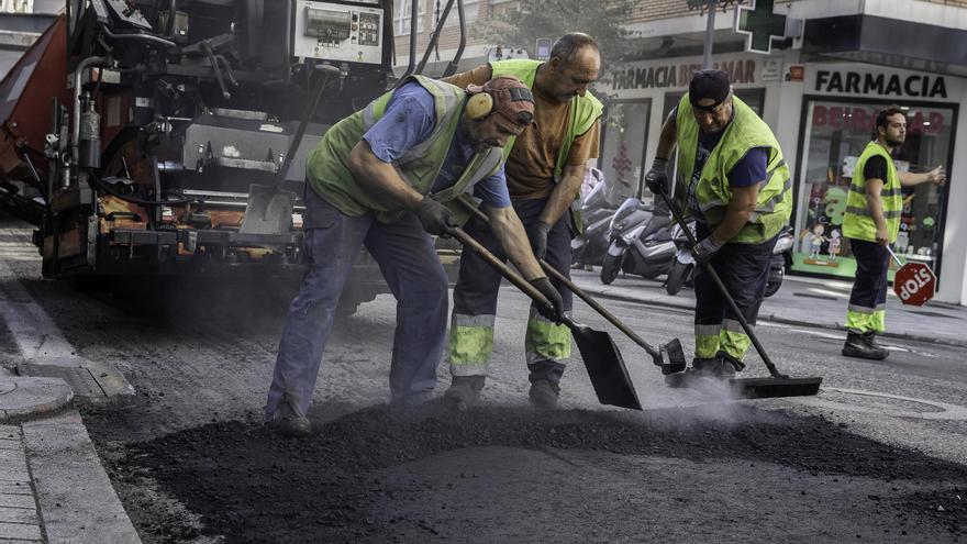 Trabajadores asfaltando la calle Conde Torrecedeira de Vigo el pasado verno.