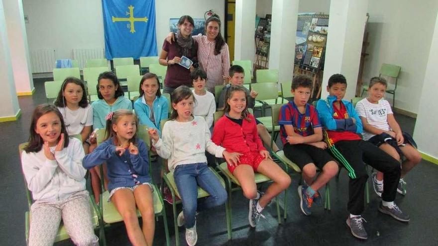 Los participantes y las monitoras del taller infantil de cine del Puertas Filmfest, ayer, en el Ateneo Cabraliego de Arenas.