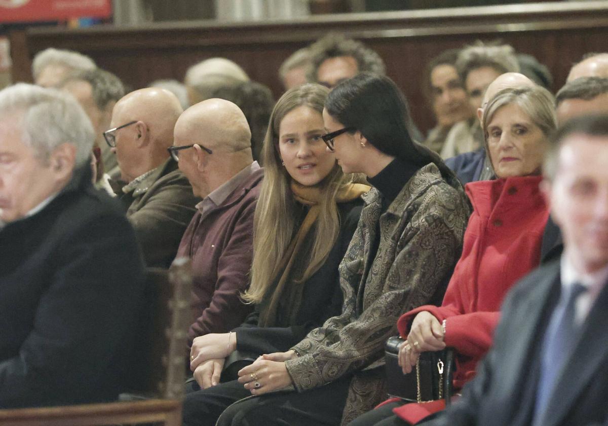 Doña Sofía y las infantas Elena y Cristina, acompañadas de Victoria Federica e Irene Urdangarin, en el Concierto de Semana Santa que se celebra en la Catedral de Mallorca
