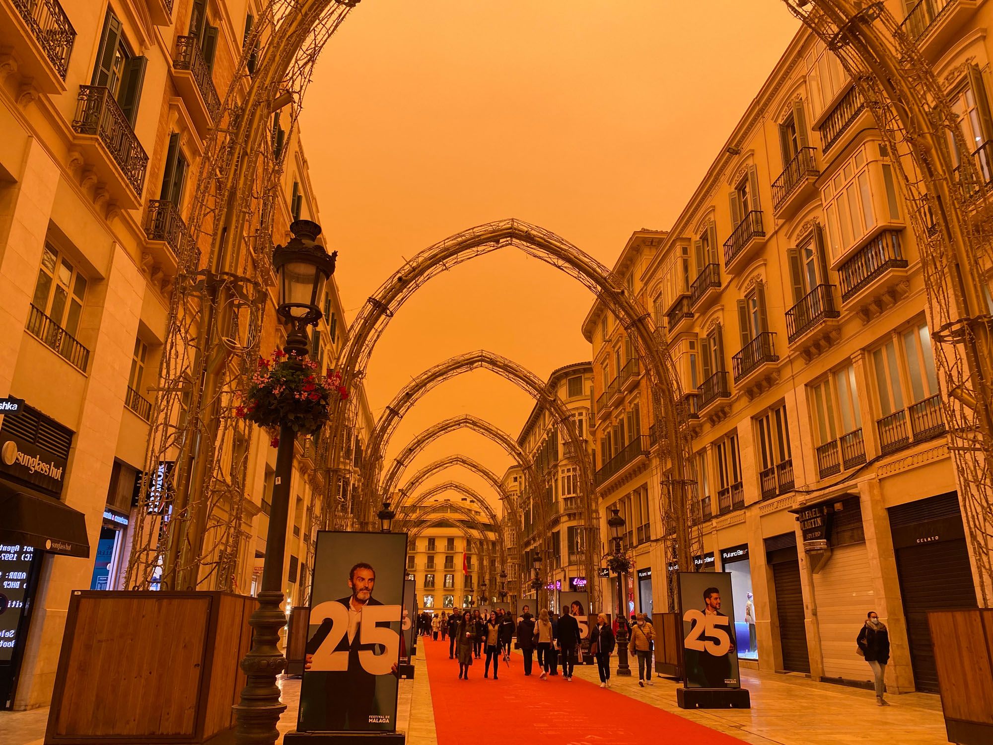 El cielo, teñido de naranja o casi rojo, desde distintos puntos del Centro de Málaga.