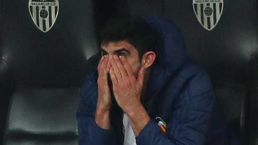 Los gestos de desesperación de Guedes al final del partido.