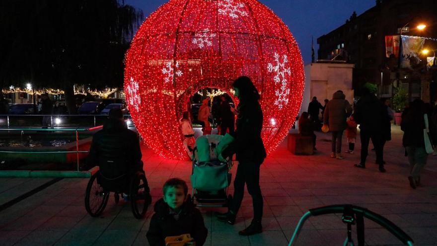 El sonido de las gaitas y unos protagonistas muy especiales para el encendido de la Navidad en Castrillón