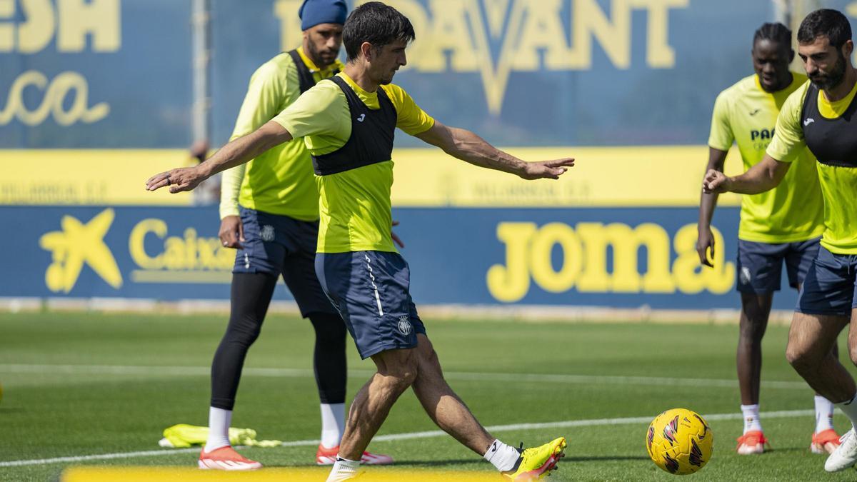 Gerard Moreno controla el balón durante un entrenamiento de esta semana.