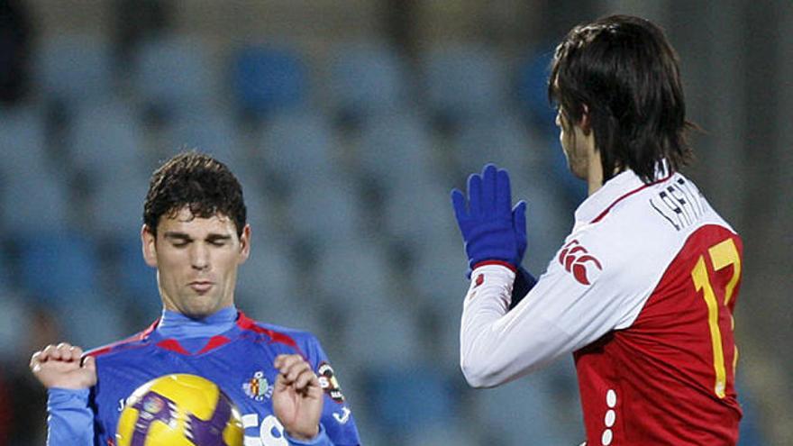 Gavilán. El jugador del Getafe intenta controlar el balón ante Lafita.