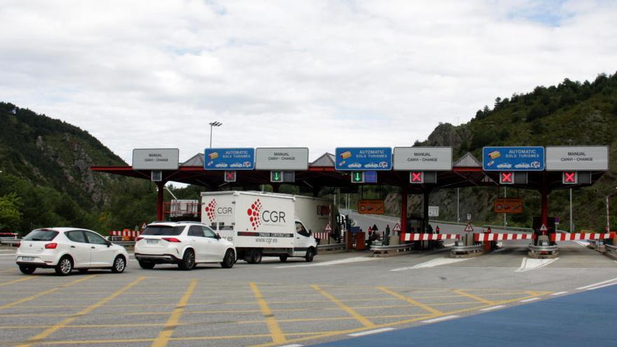 Alguns cotxes fent cua al peatge del Túnel del Cadí, a la carretera C-16 |