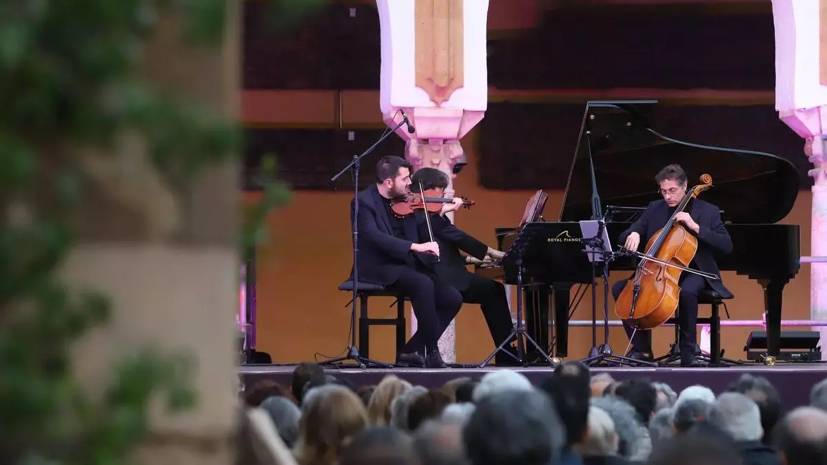 El Trío Arbós llena de música el Patio de los Naranjos