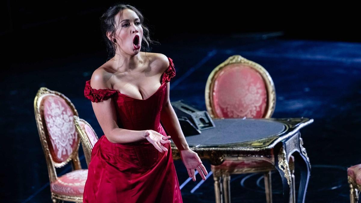 Nadine Sierra en un momento de 'La traviata'