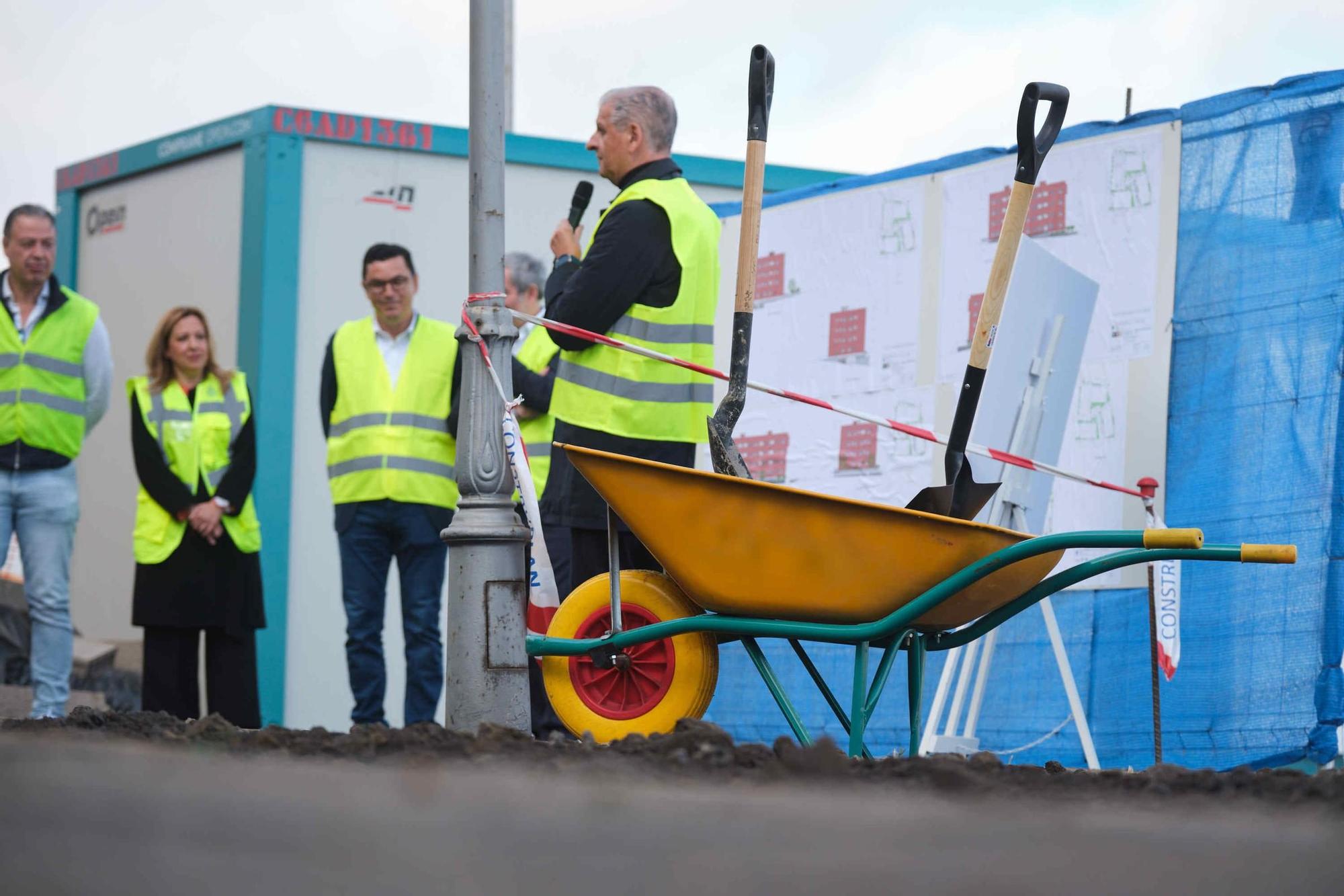 Colocación de la primera piedra de la construcción de 65 viviendas en La Orotava