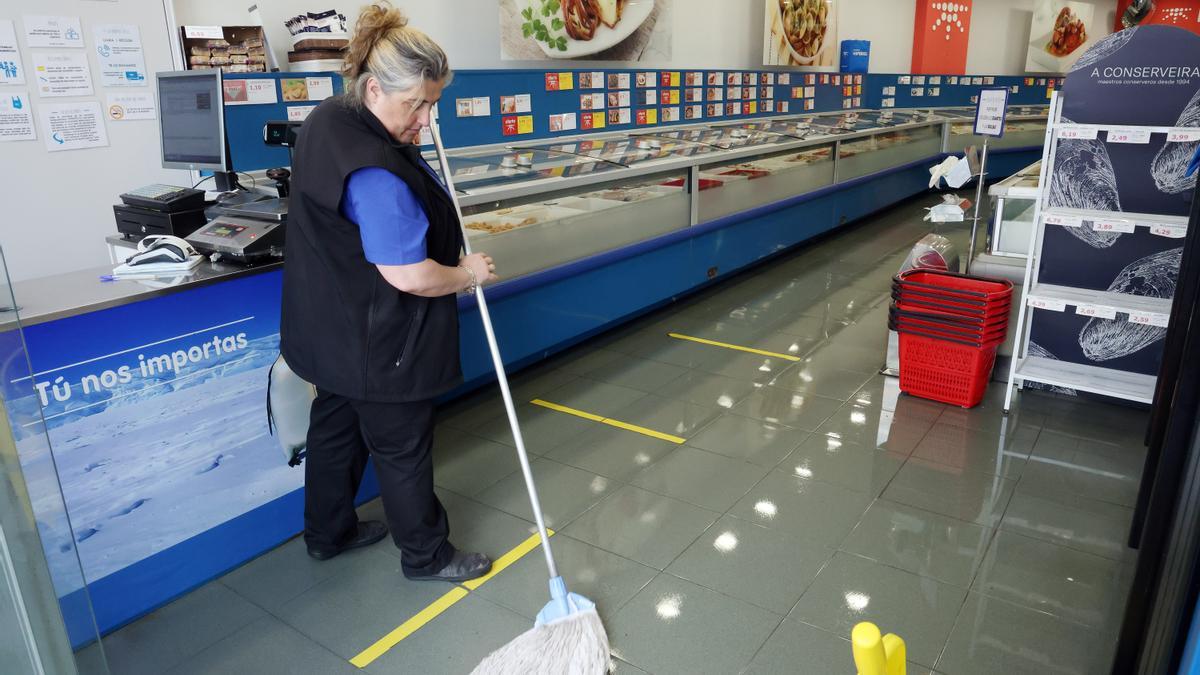 Una empleada de Hiperxel limpiando unas de las tiendas localizadas en Vigo.