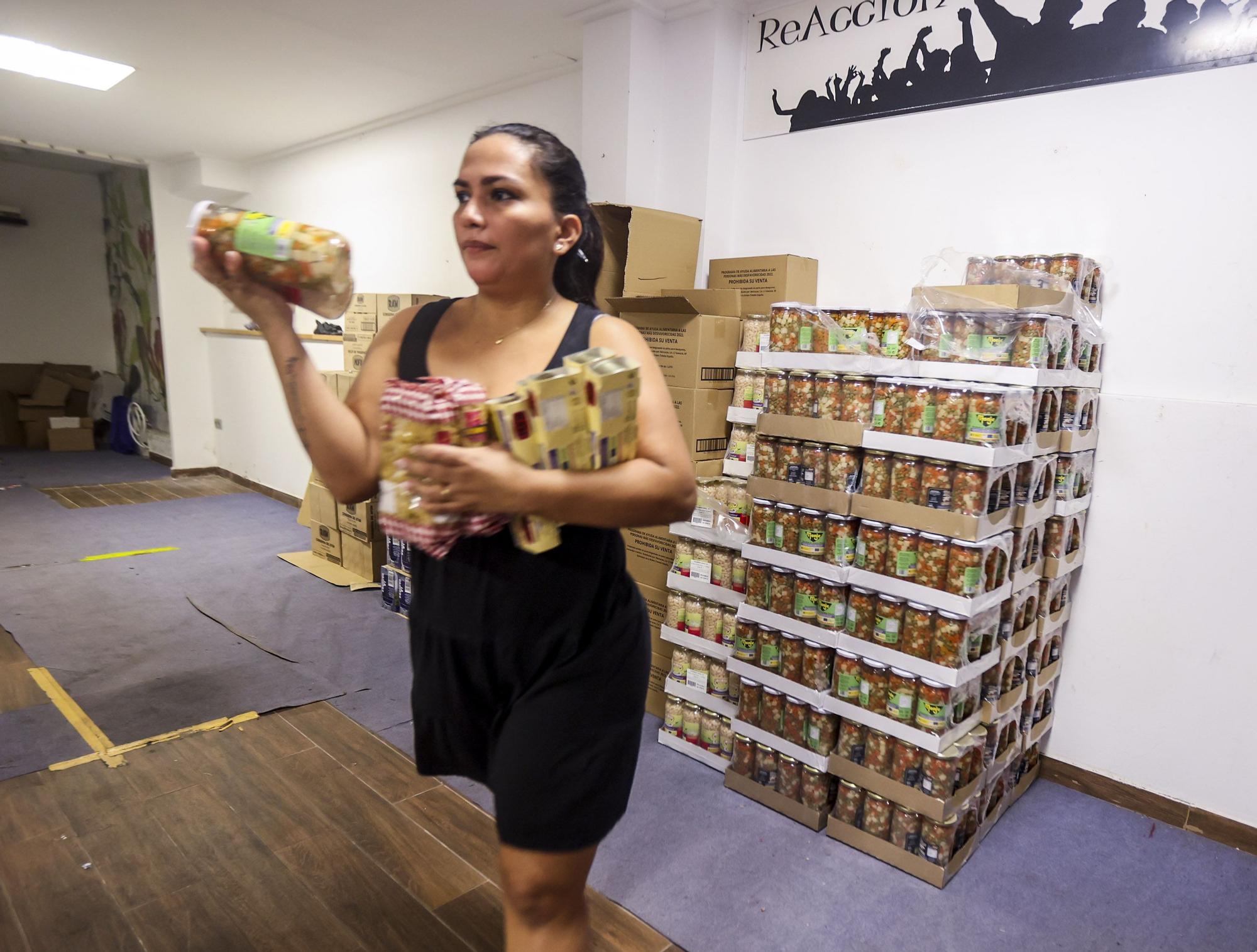 Reparto de comida en Reacción Solidaria