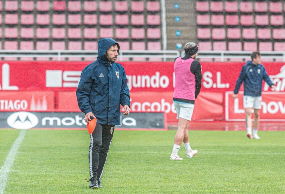 Antón Permuy (izq.), entrenador del Juvenil A de la SD Compostela / sdc