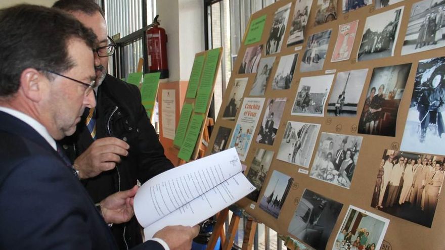 El consejero de Educación, Genaro Alonso, atiende a las explicaciones del director del centro, Santiago Cuervo, sobre la exposición dedicada a la emigración que se exhibe en el centro.