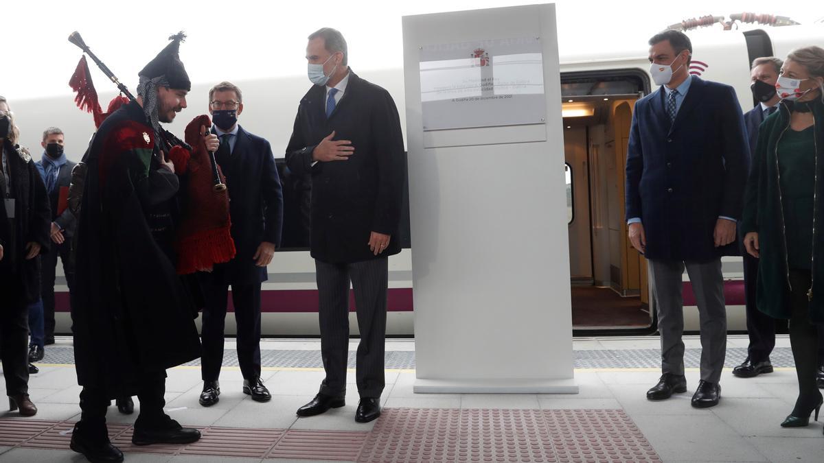 Feijóo se montó al AVE en la nueva estación de A Gudiña