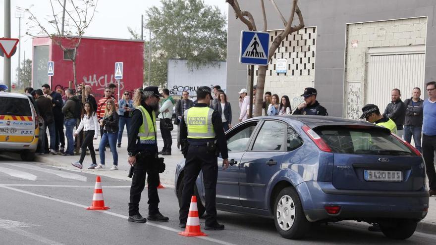 Un control policial en Alzira.