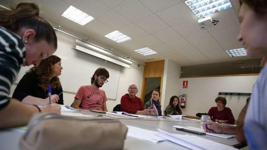 Participantes en la jornada sobre el voluntariado celebrada ayer analizan el borrador del plan estratégico.