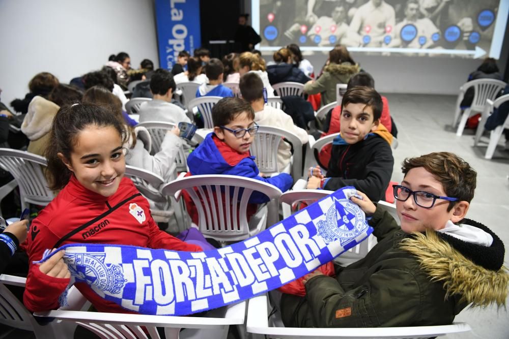 Los estudiantes han realizado un recorrido por los rincones del estadio de Riazor - Han conocido a los jugadores Martí Vilà, del Fabril, y Silvia y Cris, del Dépor Abanca