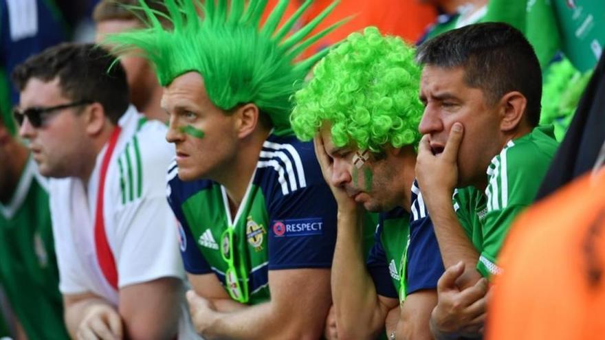 Muere un hincha de Irlanda del Norte tras caer al vacío desde una barandilla