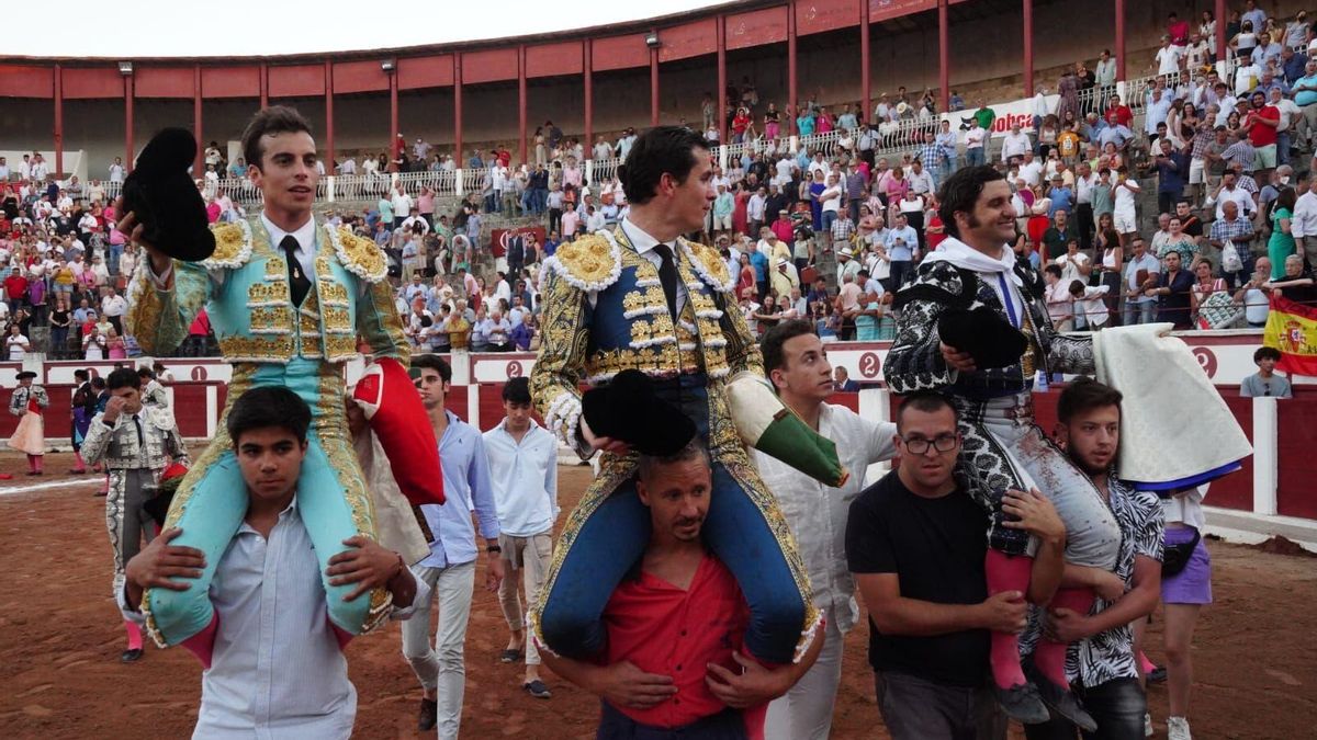 Marcos, Luque y Morante de la Puebla salen a hombros de la plaza de Zamora.