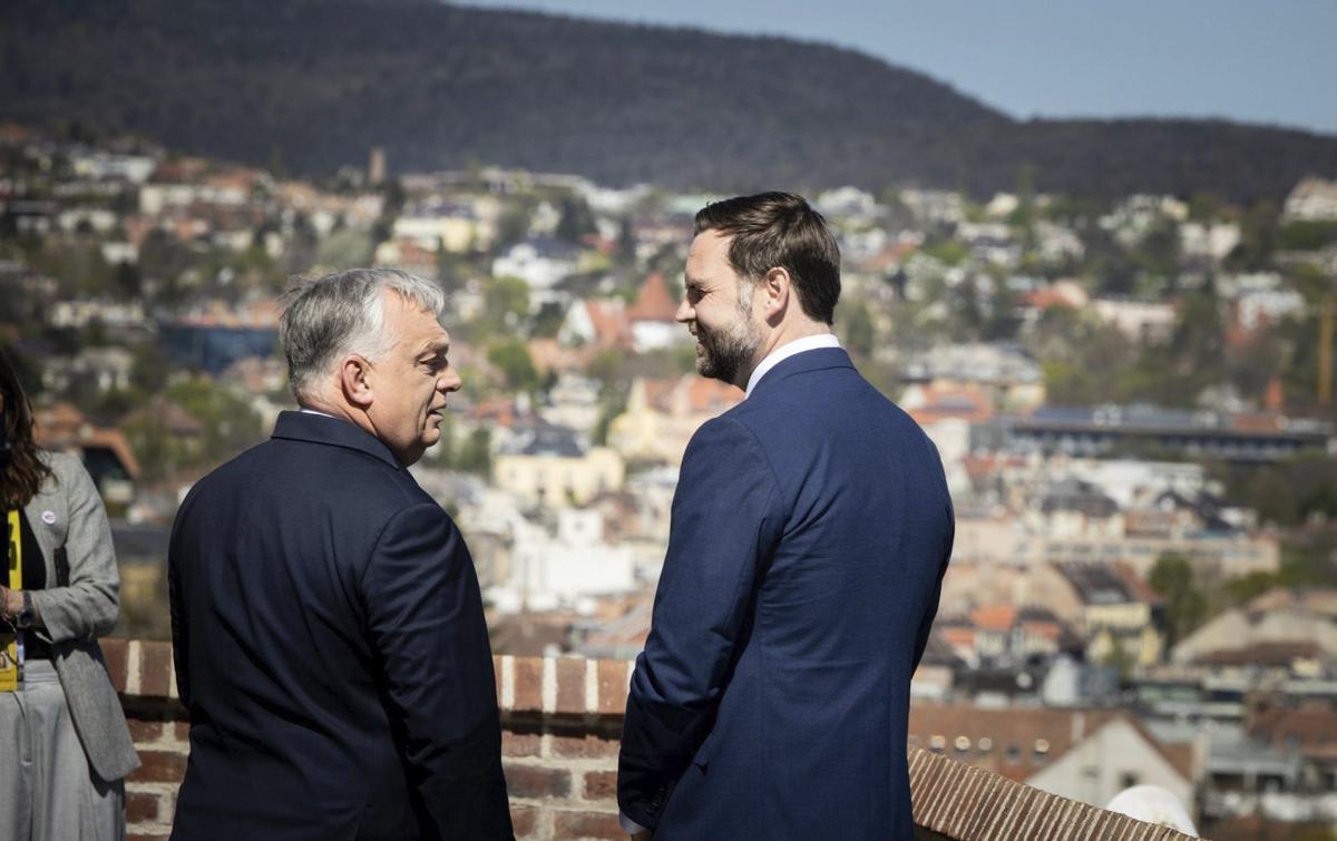 Vance fa costat a Orbán a Budapest i acusa Brussel·les d’ingerència electoral