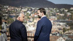 Vance fa costat a Orbán a Budapest i acusa Brussel·les d’ingerència electoral